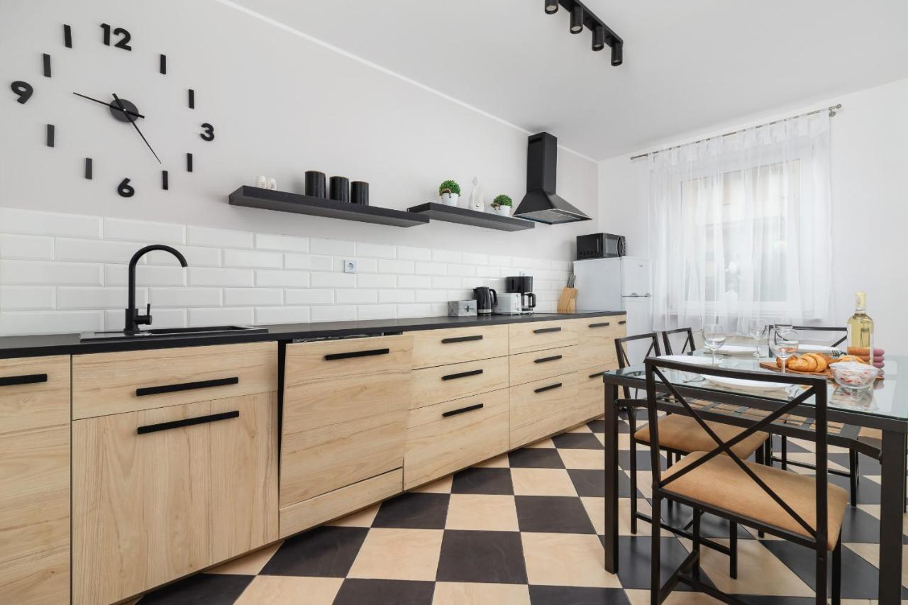 Pleasant Apartment With Terrace Cracow By Noclegi Renters Краков Экстерьер фото